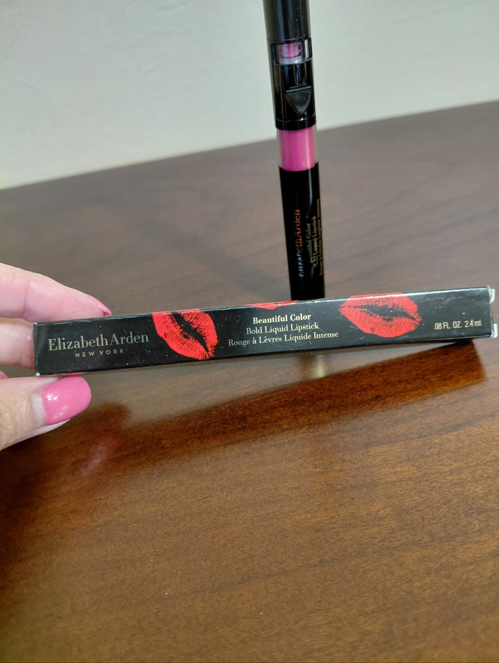 Elizabeth Arden Beautiful Color Bold Liquid Lipstick Extreme Pink 01 - Picture 4 of 6